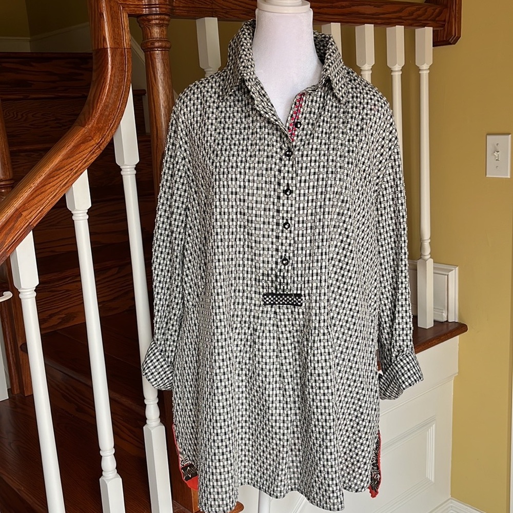 John Mark black & white checked top, with colorful back panel, size XL